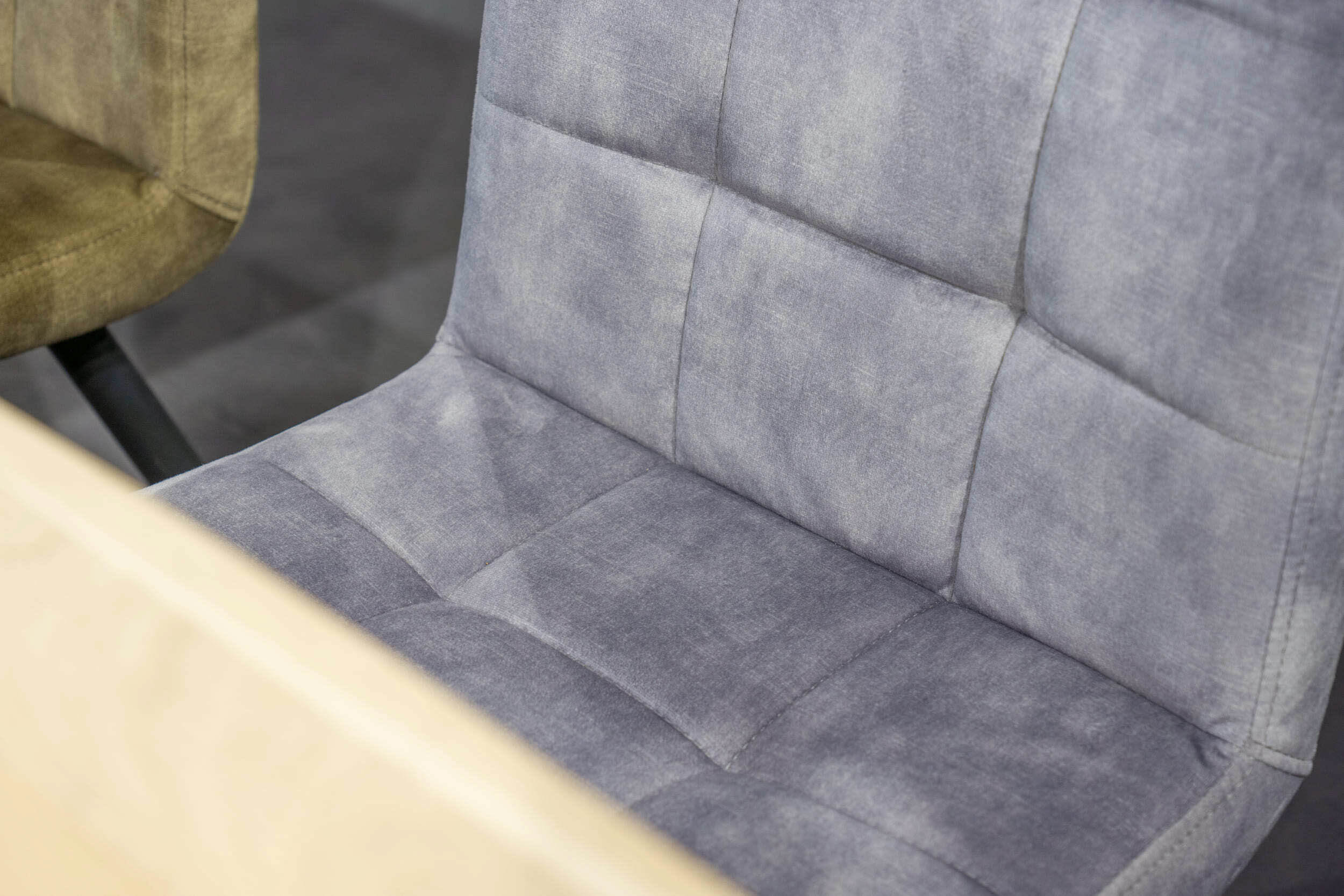 Stuhl Barnet Karodesign Samt hellgrau